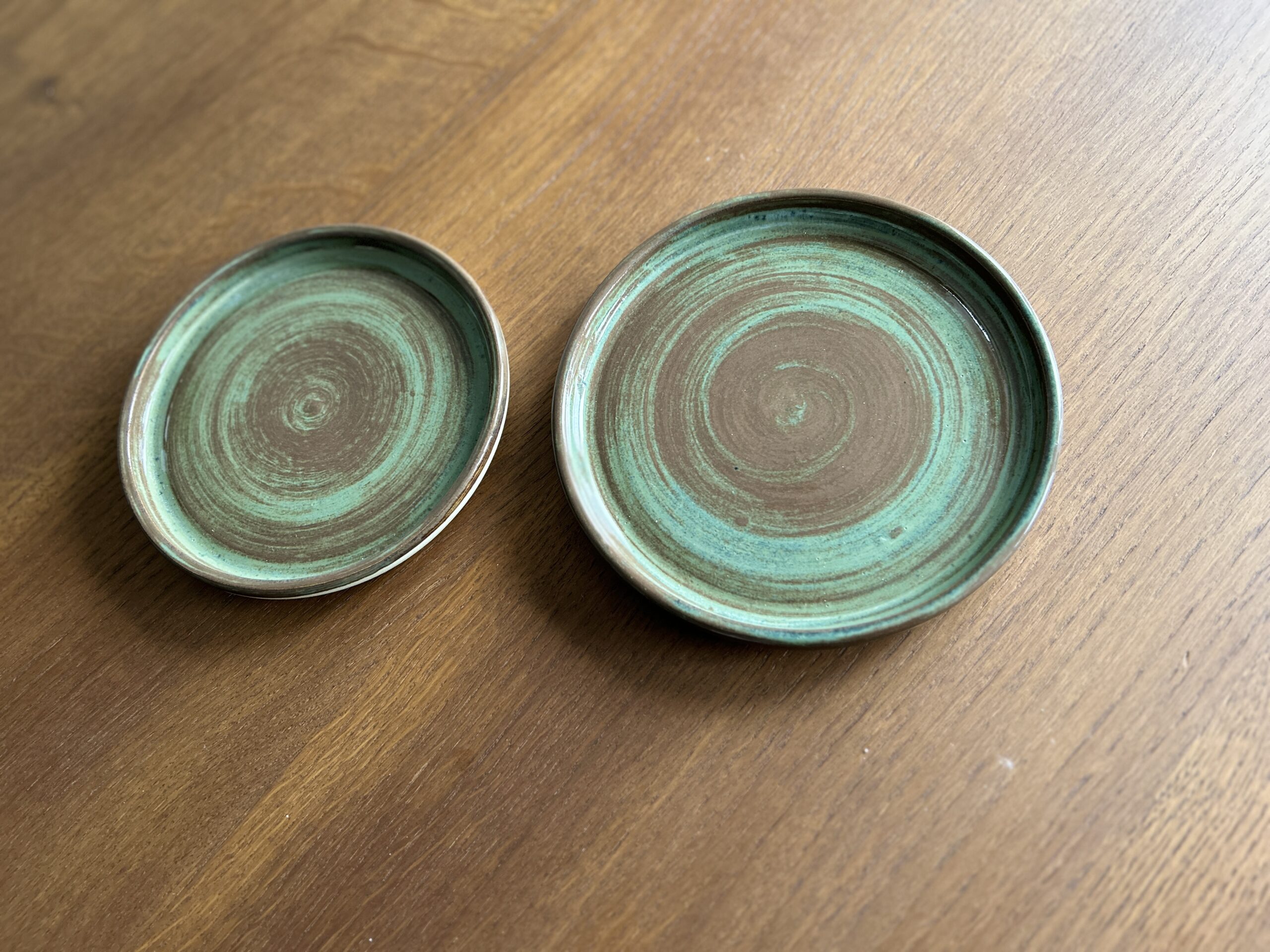 Borden, gedraaid uit witte klei - glazuur "Stoned Denim" Ø 17 cm - Ø 19,5 cm - Afbeelding 3